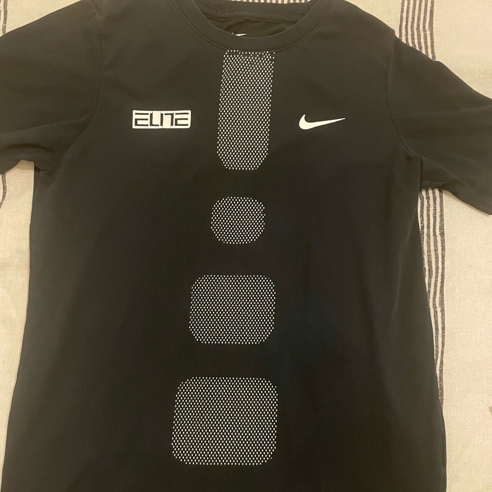 Nike size medium boys black t-shirt